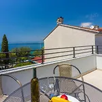 Luxury Lovorka 3 & 4***/**** Apartment Selce