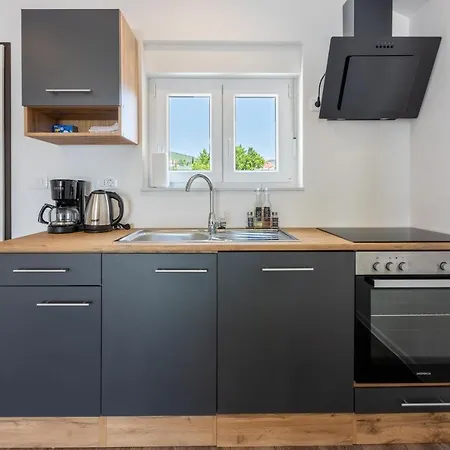 Luxury Lovorka 3 & 4***/**** *