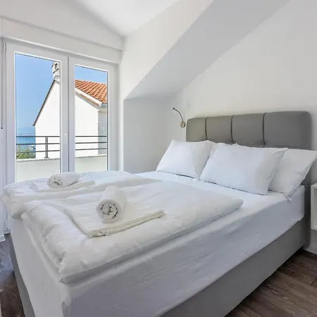 Luxury Lovorka 3 & 4***/**** Selce