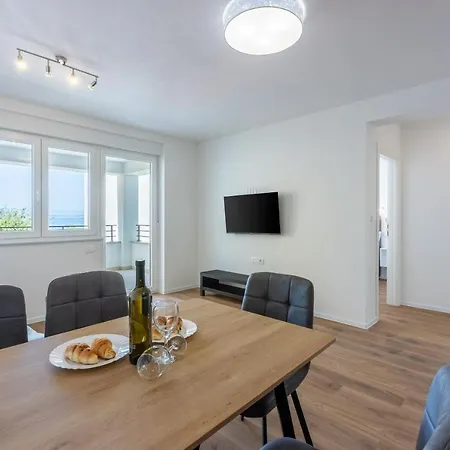 Apartment Luxury Lovorka 3 & 4***/**** Selce