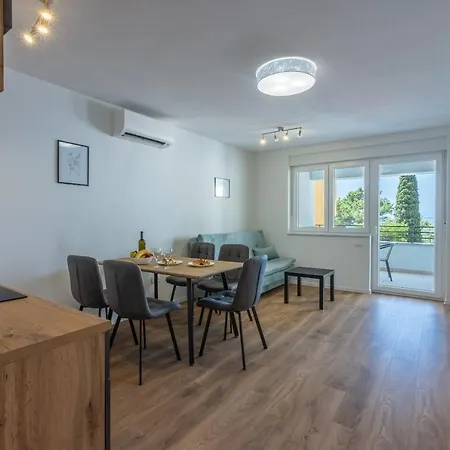 Apartment Luxury Lovorka 3 & 4***/**** Selce