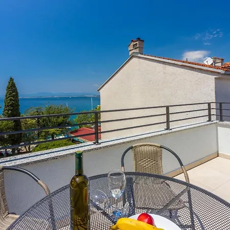 Luxury Lovorka 3 & 4***/**** Apartment Selce
