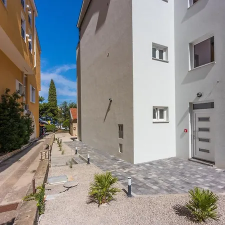 Luxury Lovorka 3 & 4***/**** Apartment Selce
