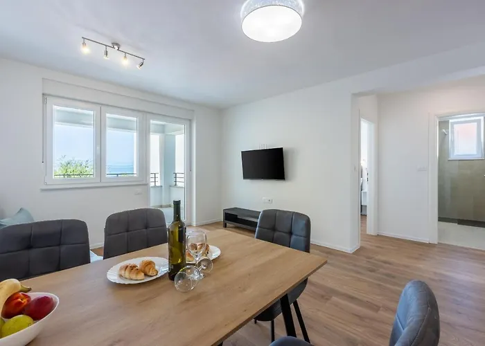 Apartment Luxury Lovorka 3 & 4***/**** Selce