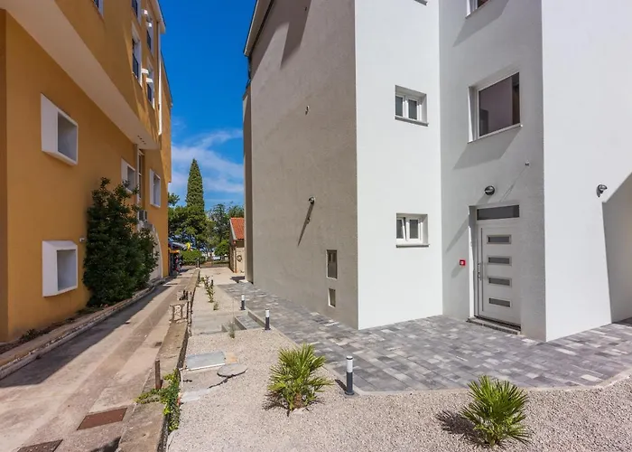Luxury Lovorka 3 & 4***/**** Apartment Selce